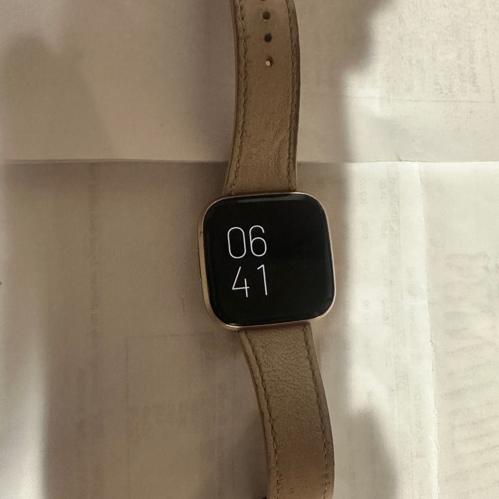 Fitbit Versa 2 4mb Smartwatch with light pink Leather Strap - Picture 5 of 10